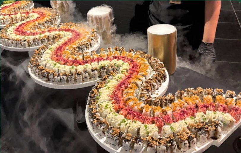 Sushi Snake Tables met dry-ice op de bruiloft